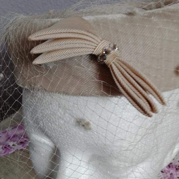 1950s Vintage Bumper Velveteen with Netting & Rhinestone Bow Tan Hat - Picture 3 of 12